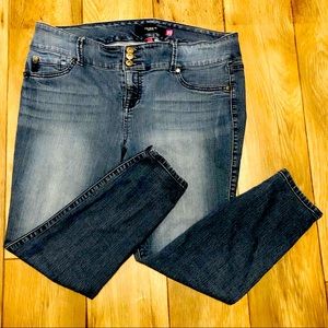 Torrid Skinny Ankle Jeans 18S Three Button Closure Faded Med Wash Denim Short